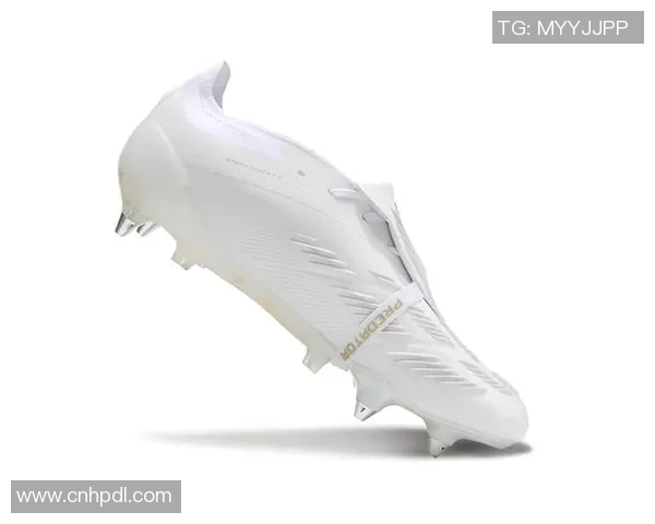 猎鹰足球鞋助力球星崭露锋芒 揭秘球场上的顶级脚步力量 猎鹰足球鞋助力球星崭露锋芒 揭秘球场上的顶级脚步力量