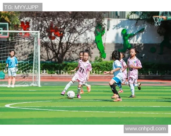 足球球星绿茵场上奋力拼搏展现超凡球技与激情瞬间 足球球星绿茵场上奋力拼搏展现超凡球技与激情瞬间